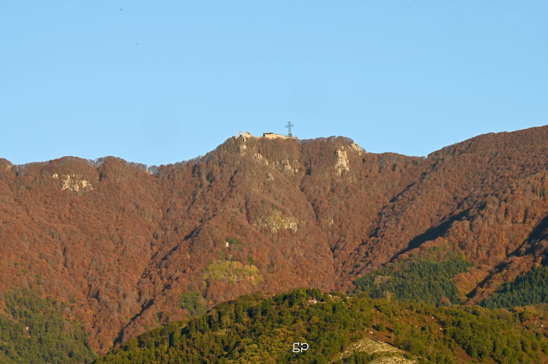Sentiero del pellegrino verso il Monte Sacro di Novi Velia all'alba